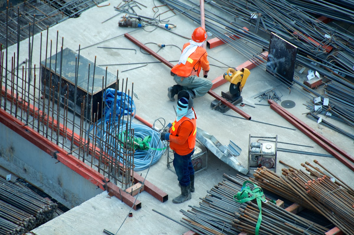 Maçons réalisant le ferraillage et le gros œuvre d'un chantier