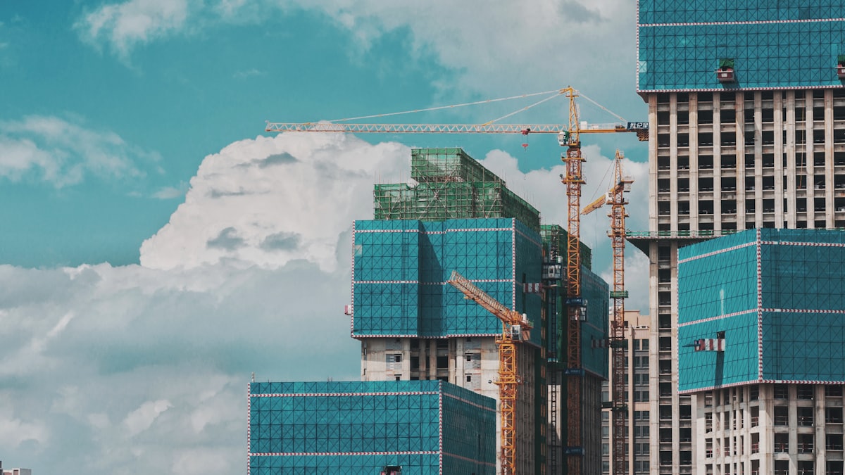 Chantier de construction neuve avec grues sous un ciel bleu