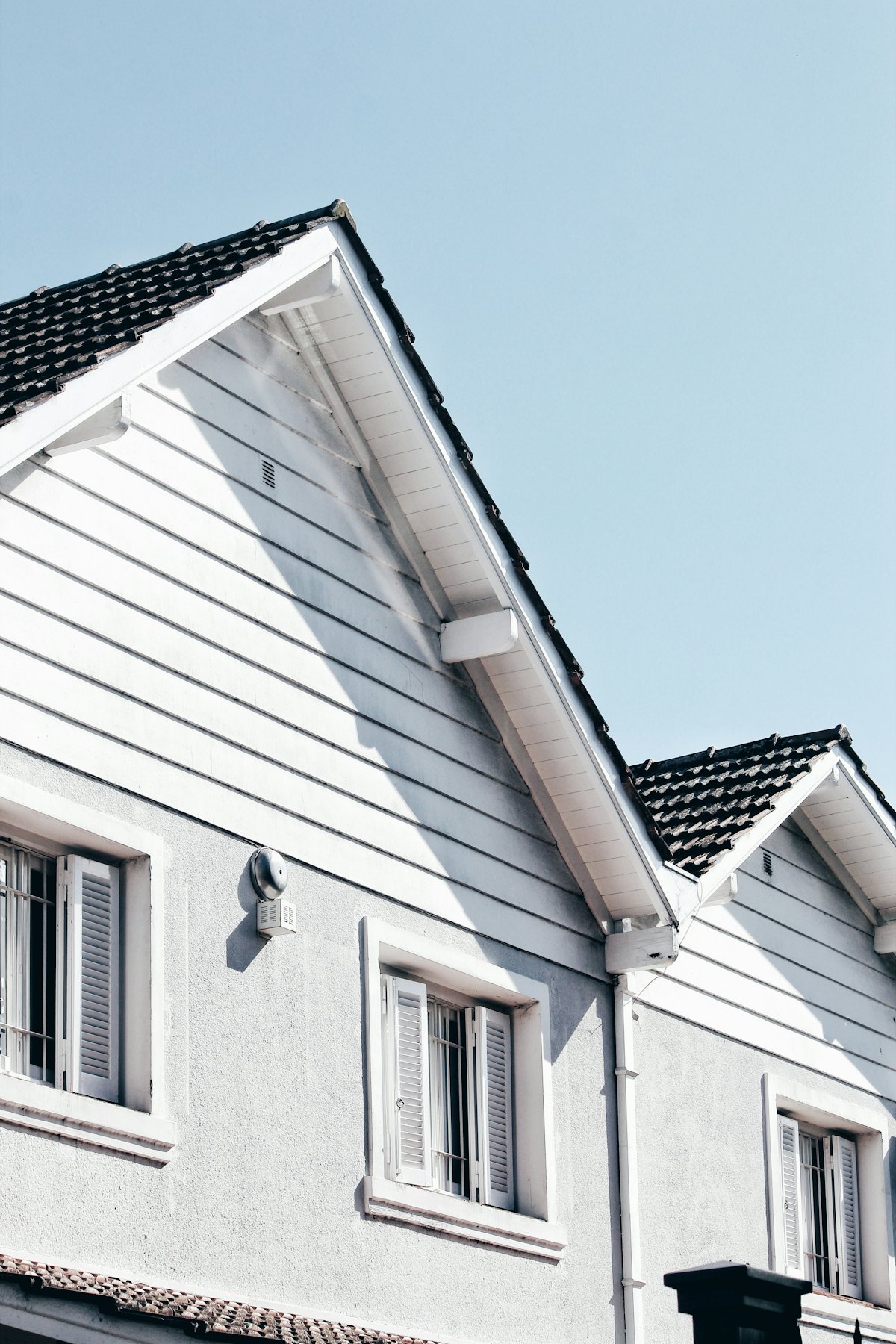 Façade d'une maison rénovée par Bâtiments Couleurs du Sud